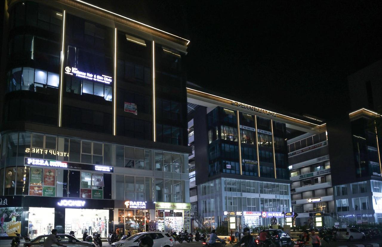 Hotel The Parker Inn By Kbnt Group Surat Exterior photo